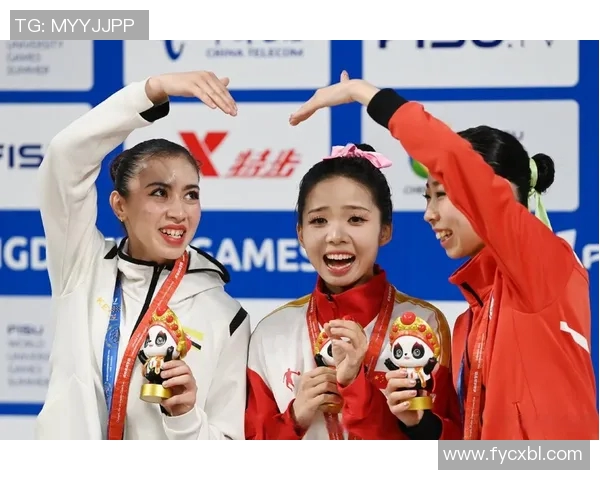 中国运动员夺金后比心观众:这一幕太暖了